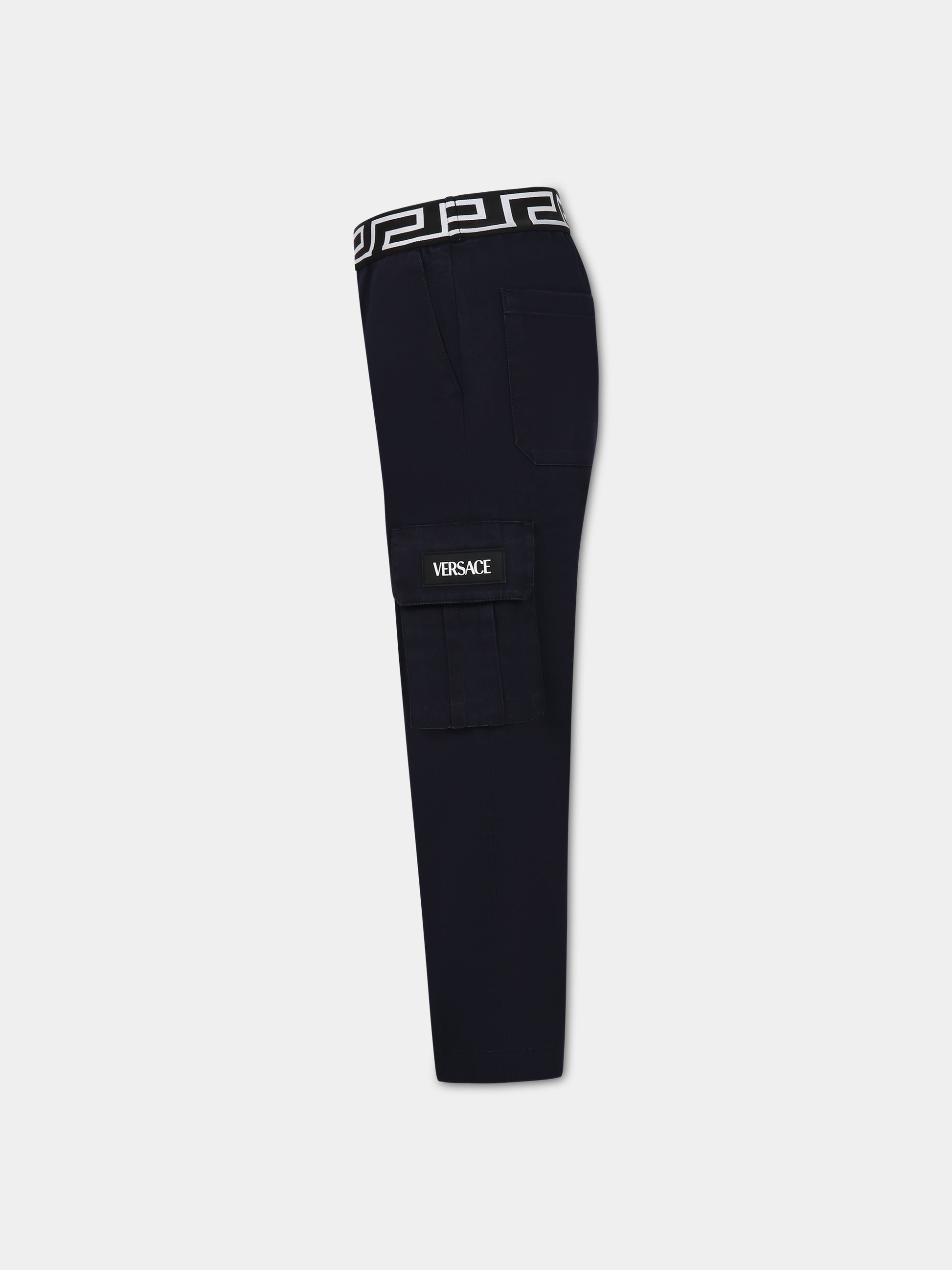Pantaloni blu per bambino con iconica Greca e logo,Versace,1002266 1A06498 1U180
